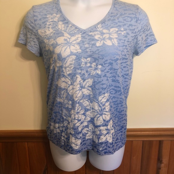 💋Short Sleeved T Shirt. M-L, $5 or 6 for $15 - Picture 2 of 3